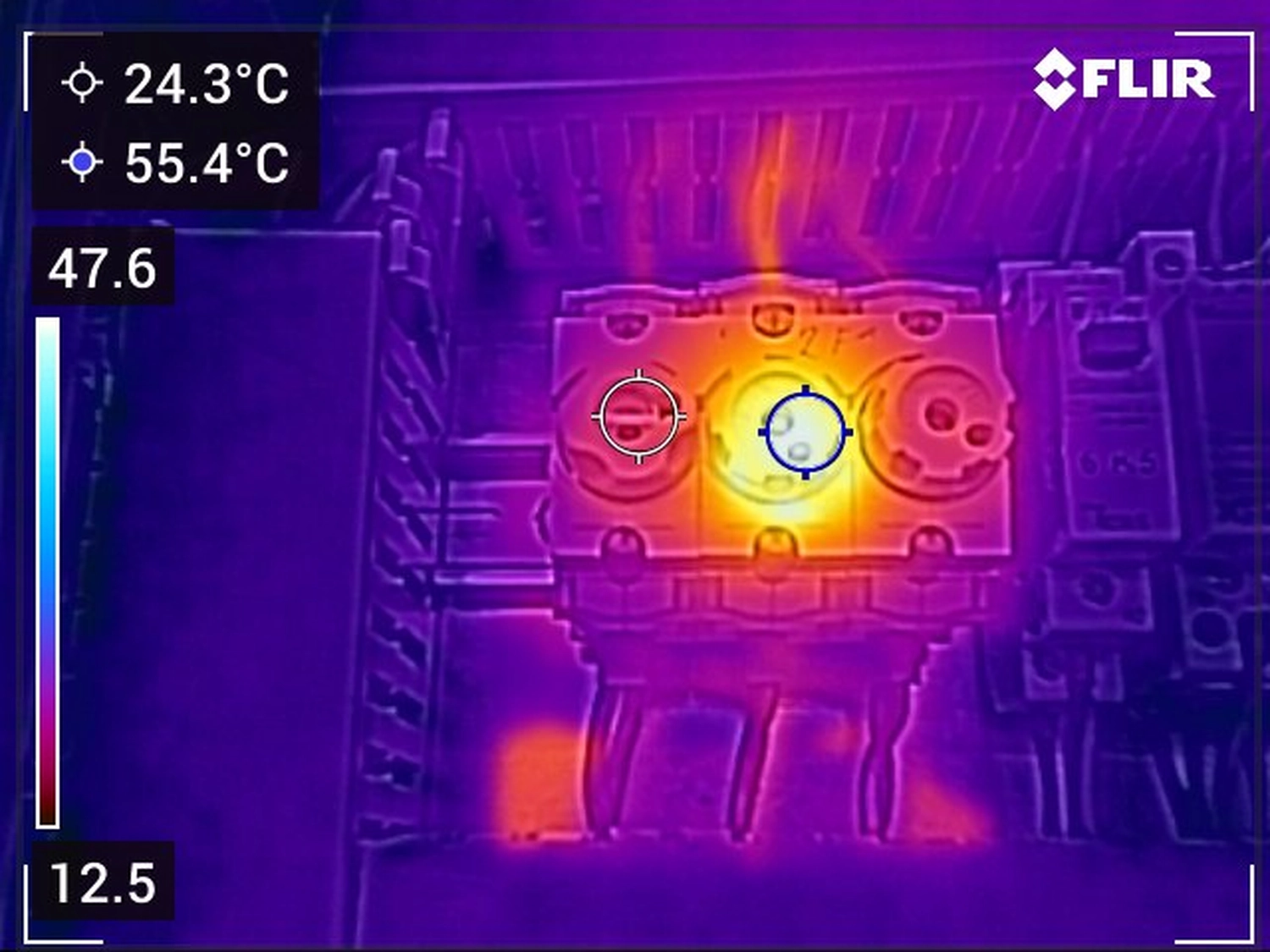 AGESI - Arbeitsschutz - Gesundheitsschutz - Sicherheitsberatung - Thermoscan einer elektrischen Komponente, wahrscheinlich eines Leistungsschalters oder eines ähnlichen Geräts