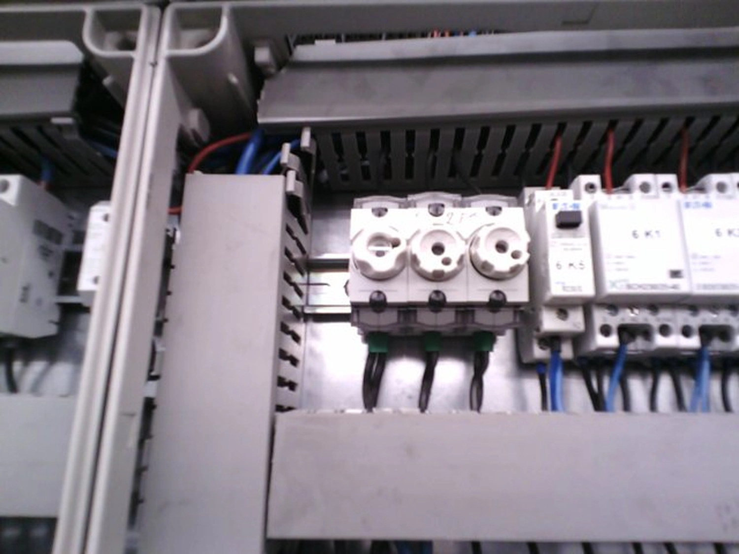 AGESI - Arbeitsschutz - Gesundheitsschutz - Sicherheitsberatung - das Innere einer elektrischen Schalttafel, die verschiedene Komponenten zur Stromverteilung und zum Stromkreisschutz enthält.
