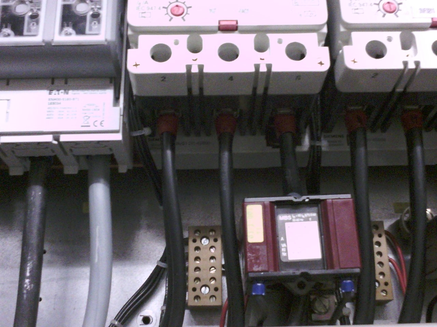 AGESI - Arbeitsschutz - Gesundheitsschutz - Sicherheitsberatung - Thermoscan einer elektrischen Komponente, wahrscheinlich eines Leistungsschalters oder eines ähnlichen Geräts